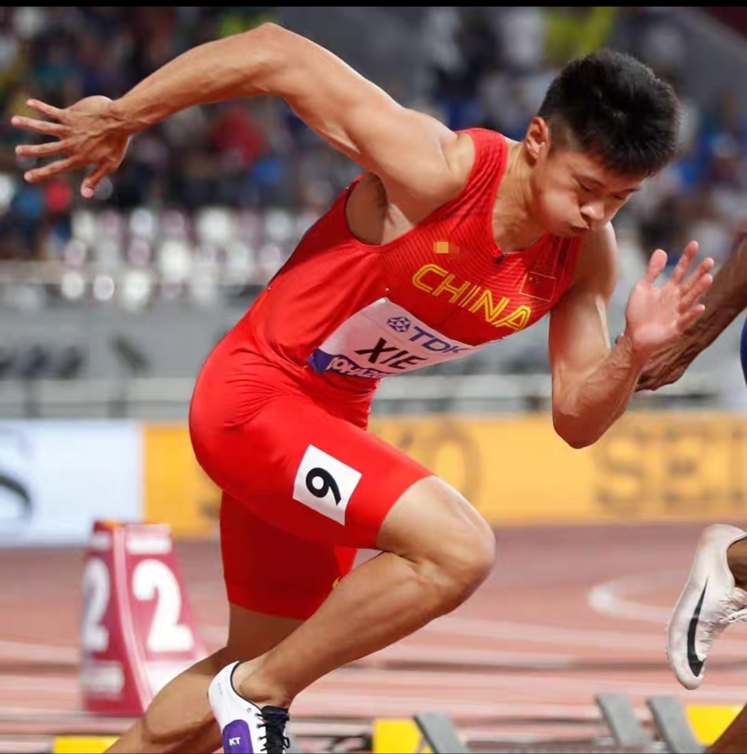 新葡京娱乐城-队员训练勤奋，球场风云日下展示成果